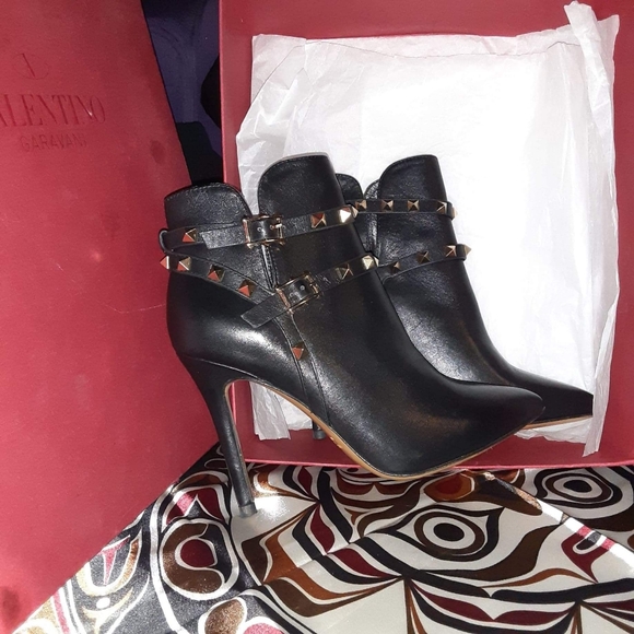 Valentino - Picture 2 of 7